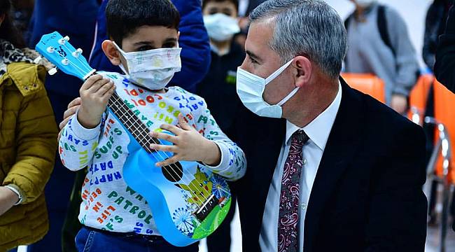 YEŞİLYURT KENT KONSEYİ GİTAR KURSU, RAHMETLİ MÜSLÜM GÜRSES’İN ŞARKILARIYLA AÇILDI