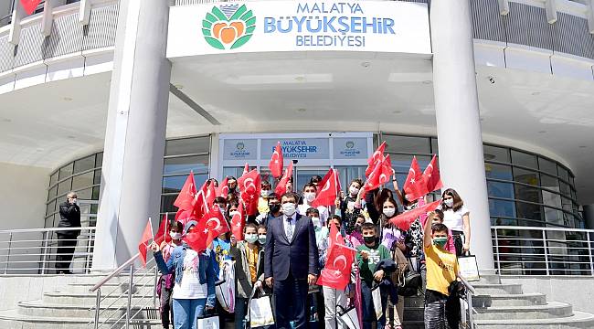 BÜYÜKŞEHİR BELEDİYESİ SEMT KONAĞI ÖĞRENCİLERİNDEN TURİZM HAFTASI VE 23 NİSAN NEDENİYLE BAŞKAN GÜRKAN’A ZİYARET