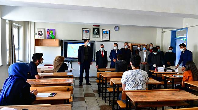 KAYMAKAM GÜLENÇ İLE BELEDİYE BAŞKANI ÇINAR’DAN ÖĞRENCİLERE DENEME SETİ HEDİYESİ