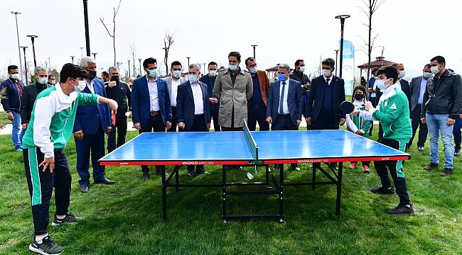 YEŞİLYURT BELEDİYESİ, 6 NİSAN DÜNYA MASA TENİSİ GÜNÜ NEDENİYLE MİLLET BAHÇESİNDE ETKİNLİK DÜZENLEDİ