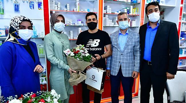 BAŞKAN ÇINAR, 14 MAYIS ECZACILAR GÜNÜ NEDENİYLE NÖBETÇİ ECZANELERİ ZİYARET ETTİ