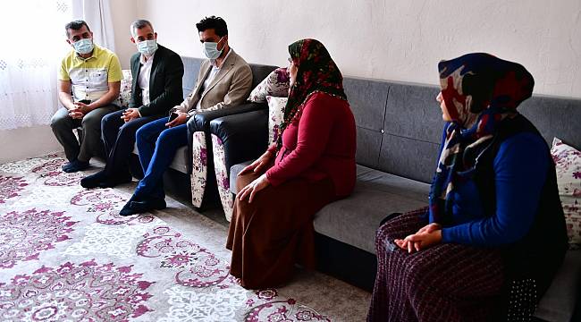 BAŞKAN ÇINAR ‘ ÇAT-KAPI’ ZİYARETLERİYLE VATANDAŞLARIN EVİNE MİSAFİR OLUYOR, TALEPLERİNİ DİNLİYOR