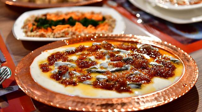 BAŞKAN ÇINAR, KİRAZ YAPRAĞI SARMASININ COĞRAFİ İŞARET TESCİL BELGESİNİ YEŞİLYURT KADIN GİRİŞİMİ ÜRETİM VE İŞLETME KOOPERATİFİNE TESLİM ETTİ