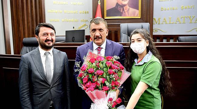 Marmara Eğitim Kurumları Öğrencilerini , Başkan Gürkan Meclis Salonunda Ağırladı