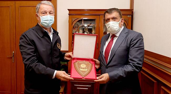 BAKAN AKAR’DAN BAŞKAN GÜRKAN’A PLAKET