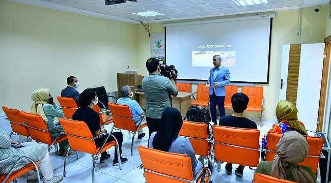 BAŞKAN ÇINAR, YEŞİLYURT KENT KONSEYİ TARAFINDAN AÇILAN FOTOĞRAFÇILIK KURSUNU ZİYARET ETTİ