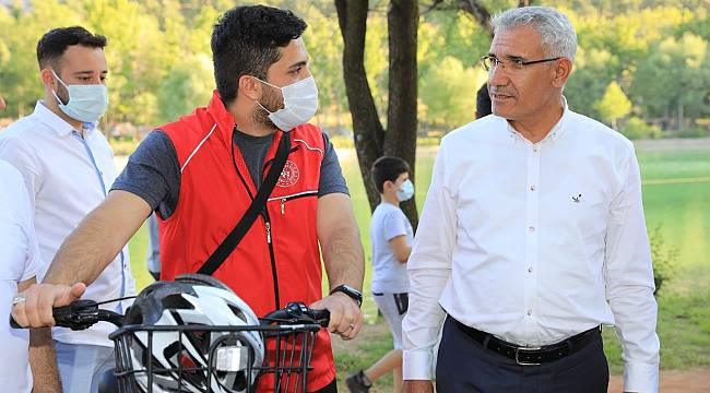 BAŞKAN GÜDER, SAĞLIKLI BİR YAŞAM İÇİN GENÇLERLE PEDAL ÇEVİRDİ
