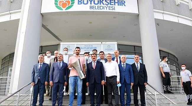 Büyükşehir Belediyesi Anadolu Efesli Simon’a Fahri Hemşehri Beratı verdi