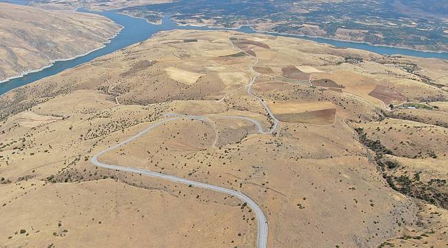 KALE İLÇESİNE BAĞLI UZUNHÜSEYİN MAHALLESİNİN ASFALT SORUNU ÇÖZÜLDÜ