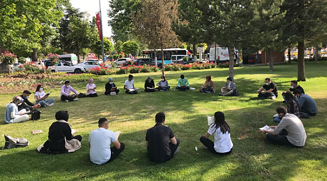 ‘’OKUYAN BİR GENÇLİK HER ZAMAN ÖNDEDİR 