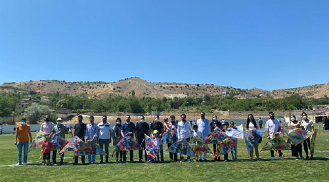 Yeşilyurt Belediyesi ve AK Parti Yeşilyurt Gençlik Kolları’ndan Babalar Gününe Özel Uçurtma Şenliği