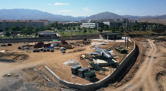 BAŞKAN ÇINAR, SAVUNMA SANAYİ VE SAVAŞ MAKİNALARI AÇIK HAVA MÜZESİNDEKİ ÇALIŞMALARI İNCELEDİ