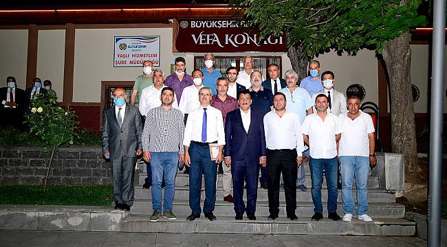 BATTALGAZİ İLÇESİ MAHALLE MUHTARLARIYLA BİR ARAYA GELEN BAŞKAN GÜRKAN,