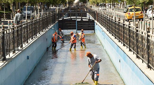 BÜYÜKŞEHİR BELEDİYESİ KANALBOYUNU TEMİZLİYOR