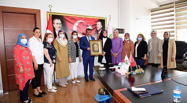 AK PARTİ MALATYA KADIN KOLLARI’NDAN BAŞKAN GÜRKAN’A ZİYARET