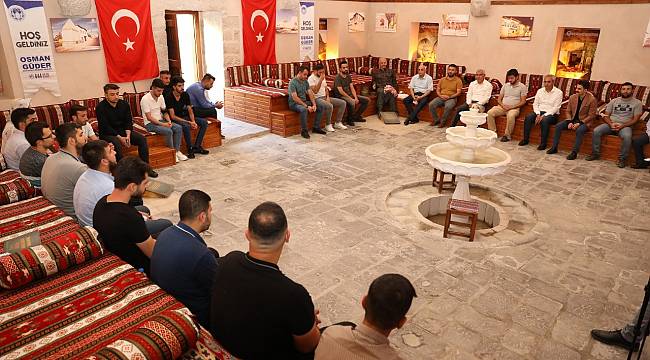  BAŞKAN GÜDER, TAHTALI HAMAM MÜZESİNDE GENÇLERLE BULUŞTU