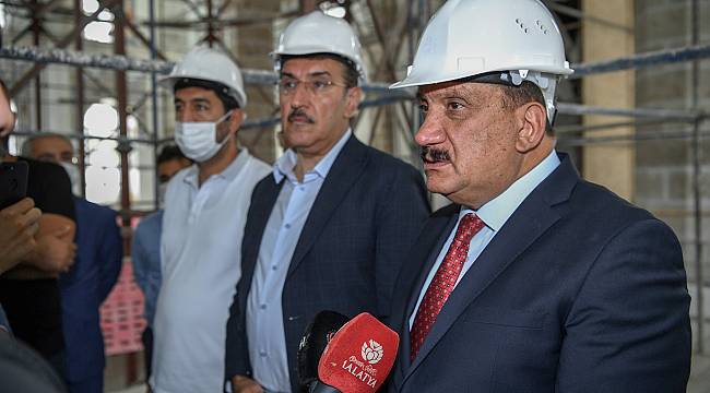 BAŞKAN GÜRKAN, YENİ CAMİDE DEVAM EDEN RESTORASYON ÇALIŞMALARINI İNCELEDİ