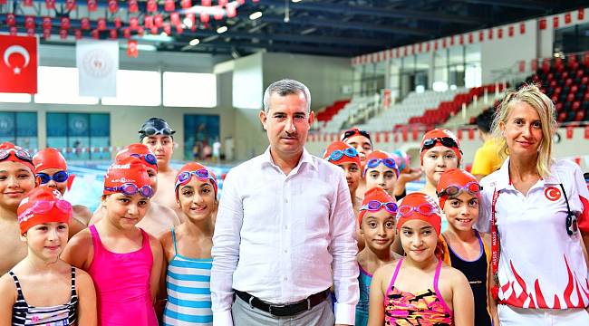 YEŞİLYURT BELEDİYESİ YÜZME KURSUNA KATILAN ÇOCUKLAR, TEORİK VE PRATİK EĞİTİMLER ALIYOR