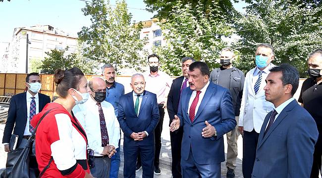 Kernek Meydanında yapılan çalışmaları inceleyen Başkan Gürkan