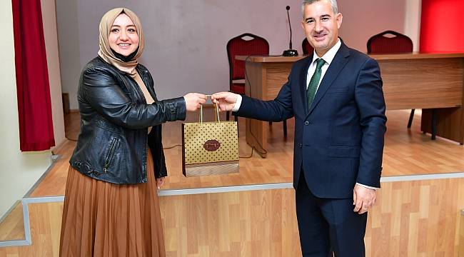 BAŞKAN ÇINAR, ŞEHİT FUAT BOZKURT ORTAOKULUNDAKİ ÖĞRETMENLER GÜNÜ PROGRAMINA KATILDI