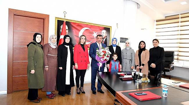 ÖĞRETMENLER GÜNÜ NEDENİYLE AK PARTİ KADIN KOLLARINDAN BAŞKAN GÜRKAN’A ZİYARET