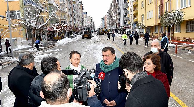 KAR TEMİZLEME ÇALIŞMALARINI YERİNDE İNCELEYEN BAŞKAN GÜRKAN,