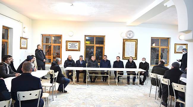 Mıhlıdut ve Fahri Kayahan Caddelerinde kar küreme çalışmalarını takip eden