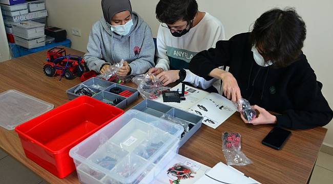 YEŞİLYURT BELEDİYESİ’NDEN ÖĞRENCİLERE ROBOTİK KODLAMA TEMEL SEVİYE EĞİTİMİ