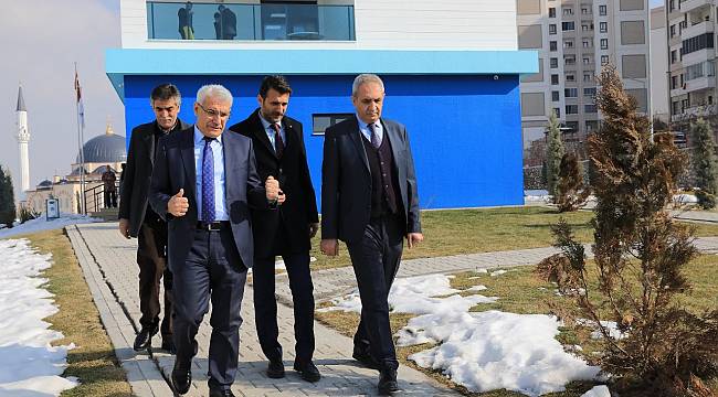 BAŞKAN GÜDER’DEN ÖĞRENCİLERE KÜTÜPHANE SÜRPRİZİ