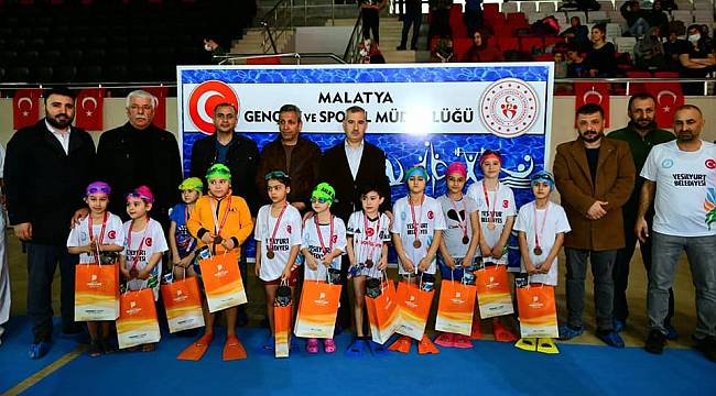 YEŞİLYURT BELEDİYESİ EV SAHİPLİĞİNDE ‘BAHAR ŞENLİKLERİ YÜZME İL ŞAMPİYONASI’ DÜZENLENDİ