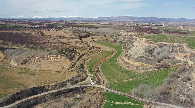 YEŞİLYURT BELEDİYESİ, YOL YATIRIMLARIYLA KIRSAL BÖLGELERE ULAŞIMI DAHA KONFORLU HALE GETİRİYOR