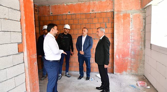 BAŞKAN ÇINAR, TURGUT ÖZAL MAHALLESİ KENTSEL DÖNÜŞÜM BİNALARINI İNCELEDİ