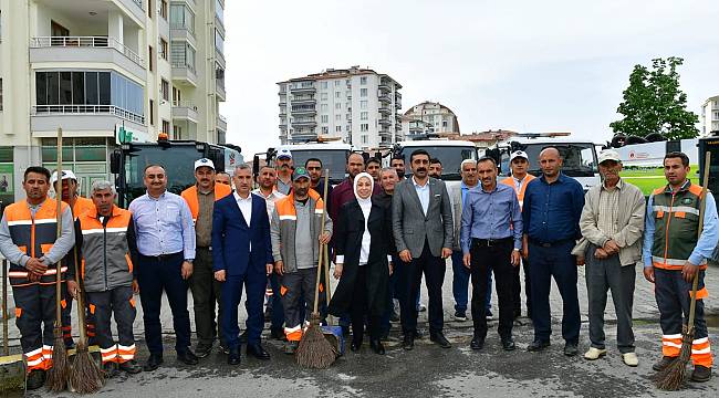 YEŞİLYURT BELEDİYESİ, TEMİZLİK İŞLER MÜDÜRLÜĞÜ ARAÇ FİLOSUNA YOL SÜPÜRME ARACINI DA EKLEDİ