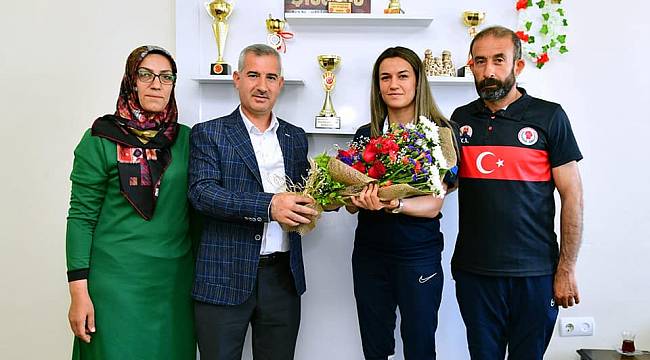 BAŞKAN ÇINAR, DÜNYA BOKS ŞAMPİYONU HATİCE AKBAŞ’I EVİNDE ZİYARET EDİP TEBRİK ETTİ