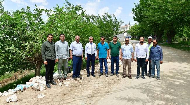 BAŞKAN ÇINAR, SAMANKÖY MAHALLESİNDEKİ TAŞ DUVAR VE ÇEVRE DÜZENLEME ÇALIŞMALARINI İNCELEDİ