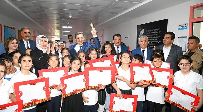 BAŞKAN GÜRKAN ÖĞRENCİLERİN KARNE SEVİNCİNE ORTAK OLDU