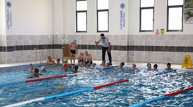 BAŞKAN GÜDER, GENÇLERLE BİRLİKTE KULAÇ ATTI