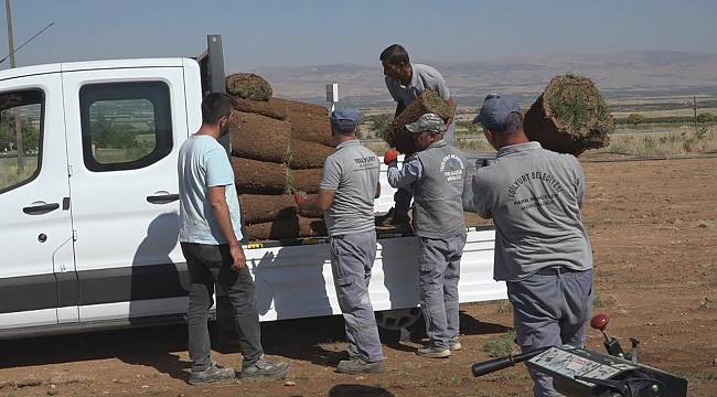 YEŞİLYURT BELEDİYESİ TARIMSAL ÜRETİM VE AR-GE SAHASINDAKİ RULO ÇİM ÜRETİMLERİNDE HEDEFLERİN ÜZERİNE ÇIKILDI