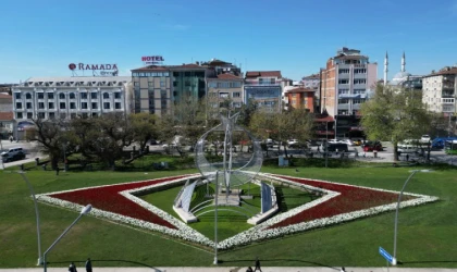 Gebze’de Togg’un logosu çiçeklerle işlendi