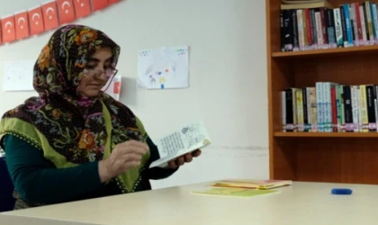 58 yaşındaki depremzede Bingöl’de okuma ve yazmayı öğrendi