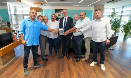 Gazetecilerden Başkan Arda’ya özel hediye