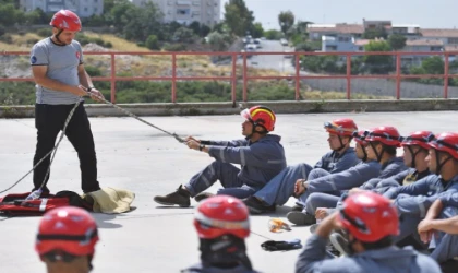 İzmir’in genç itfaiyecileri sıkı eğitimden geçiyor